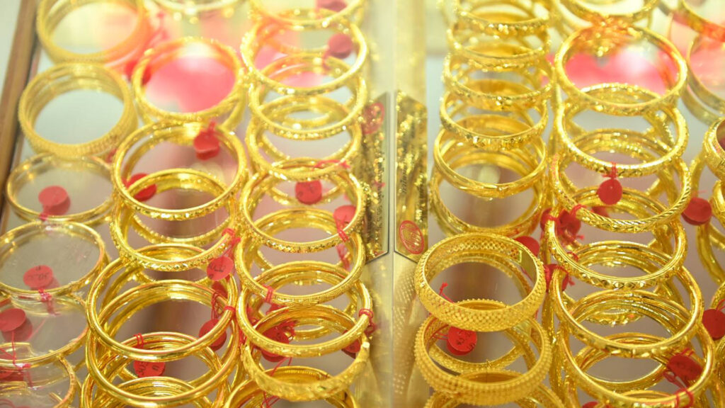 ราคา ทองคำ ในไทยวันนี้ปรับดิ่งรวดเดียว 850 บาท ทองแท่งขาย 61,800 บาท รูปพรรณ 62,700 บาท