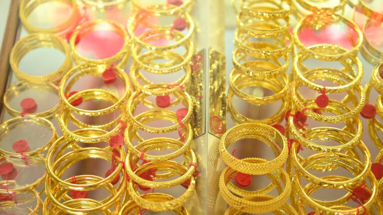 ราคา ทองคำ ในไทยวันนี้ปรับดิ่งรวดเดียว 850 บาท ทองแท่งขาย 61,800 บาท รูปพรรณ 62,700 บาท