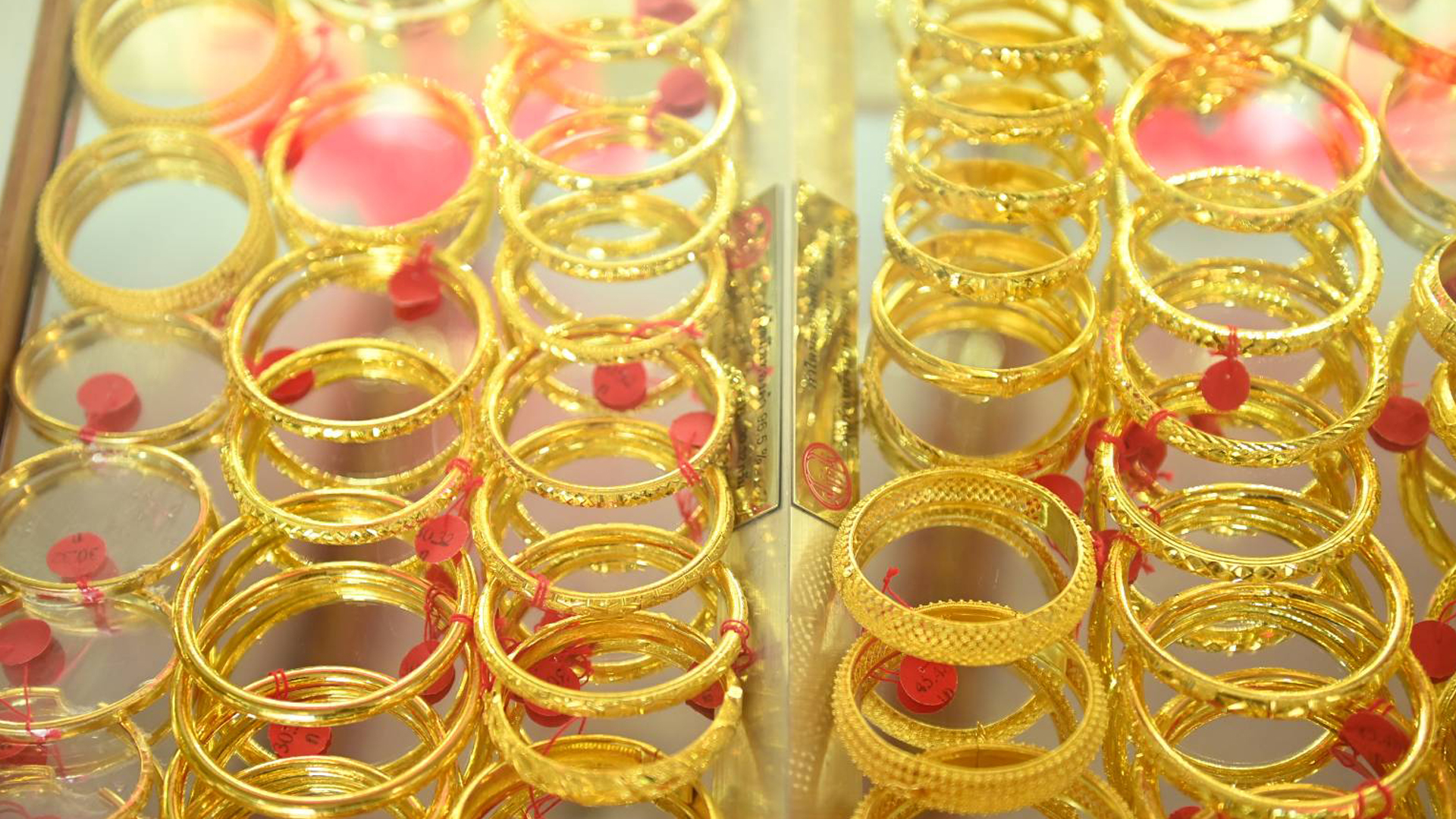 ราคา ทองคำ ในไทยวันนี้ปรับดิ่งรวดเดียว 850 บาท ทองแท่งขาย 61,800 บาท รูปพรรณ 62,700 บาท