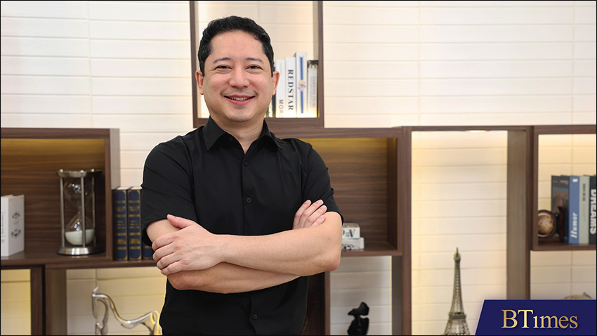 คุณเอิร์ธ – จักรรัฐ โชติดำรงค์ ผู้ก่อตั้งและผู้บริหารร้านข้าวหน้าเนื้อพ่นไฟ คุ้มสึ