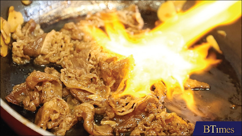 ข้าวหน้าเนื้อพ่นไฟ ข้าวหน้าหมูสันคอพ่นไฟ คุ้มสึ