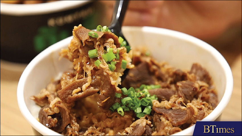 ข้าวหน้าเนื้อพ่นไฟ ข้าวหน้าหมูสันคอพ่นไฟ คุ้มสึ