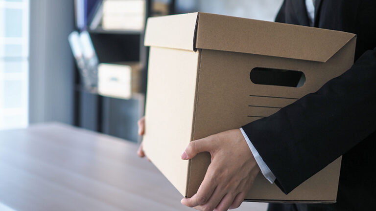 ยอดเตะฝุ่นในสหรัฐพุ่งสูงใน 22 ปี ต้นปีนี้มายอดพนักงานเอกชน ตกงาน พุ่งรวม 1.1 ล้านคน สูงสุดตั้งแต่เกิดโรคโควิด-19 เศรษฐกิจสหรัฐอ่อนแอ ฉุดทั้งใช้จ่ายของผู้บริโภคและเอกชน