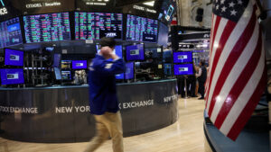 ตลาดหุ้นสหรัฐ ดิ่งแรงยกแผง ดัชนีหุ้นดาวโจนส์ดำดิ่งเฉียด 800 จุด ปิดหลุด 48,000 จุด หวั่นลดดอกเบี้ยไม่ชัดเจนในธันวาคม