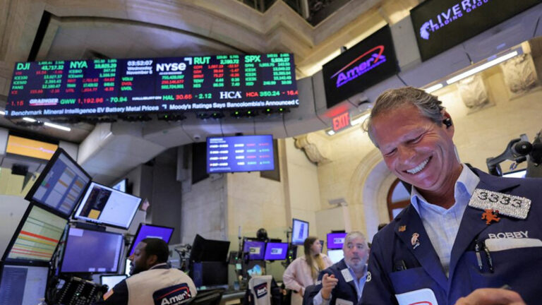 ตลาดหุ้นสหรัฐ สดใส ดัชนีหุ้นดาวโจนส์ปิดพุ่งกว่า 380 จุด ปิดเหนือ 47,000 จุดครั้งใหม่ ดัชนีหุ้นนาสแดคพุ่งกว่า 500 จุด ดีที่สุดใน 5 เดือนครึ่ง รัฐบาลชัตดาวต์ในสหรัฐจ่อยุติเร็วๆ นี้