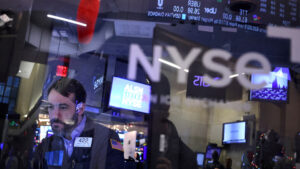 ตลาดหุ้น สหรัฐ พลิกร่วงหนัก ดัชนีหุ้นดาวโจนส์พุ่งกว่า 700 จุดก่อนดิ่งแรงกว่า 300 จุด ปิดหลุด 46,000 จุด แห่ขายหุ้นกลุ่มเทคเอไอรอบใหม่ เตือนฟองสบู่ธุรกิจเอไอหนาหู นักลงทุนยังหวั่นลดดอกเบี้ยสหรัฐไม่ชัดเจนในธันวาคม