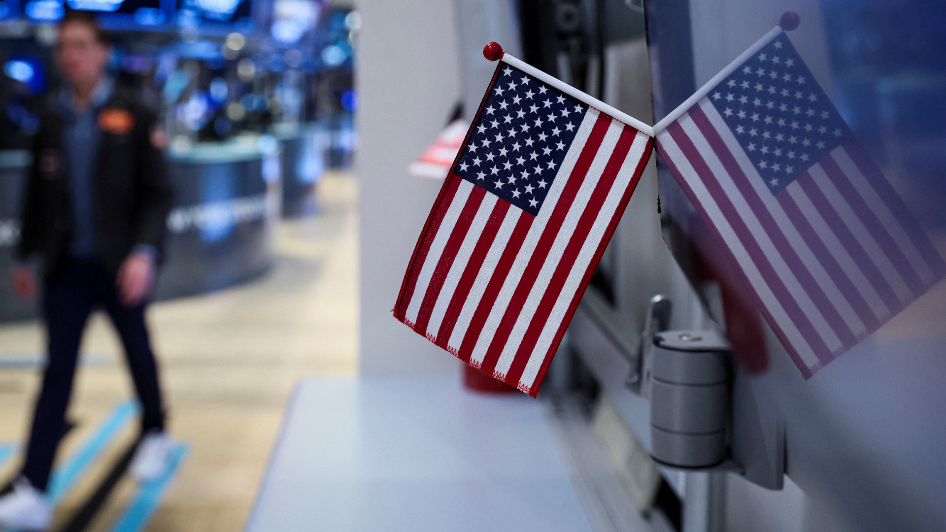 ตลาดหุ้น สหรัฐ คึกคัก ดัชนีหุ้นดาวโจนส์ปิดพุ่งกว่า 220 จุด ศาลฎีกาสหรัฐสงสัยมาตรการภาษีศุลกากรของประธานาธิบดีสหรัฐ