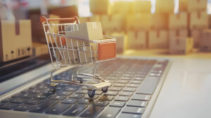 ตลาดอีคอมเมิร์ซไทย ส่อโตต่ำสุดใน 10 ปี แรงบีบครบรอบด้านจากแพลตฟอร์มต่างชาติขาใหญ่ ไล่ตั้งแต่ขึ้นค่าธรรมเนียมยันแพลตฟอร์มปิดกั้นร้านค้า เตือนสินค้าจีนทะลักไทยเพิ่มอีก