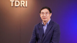 ประธาน ทีดีอาร์ไอ เตือนไทยจ่อเป็นประเทศถูกลืม คนไทยจำนวนหนึ่งหมดหวังส่อย้ายทำมาหากินไปประเทศแทน ไทยจะโตช้าสุดในเอเชียเป็นรองแค่ญี่ปุ่น