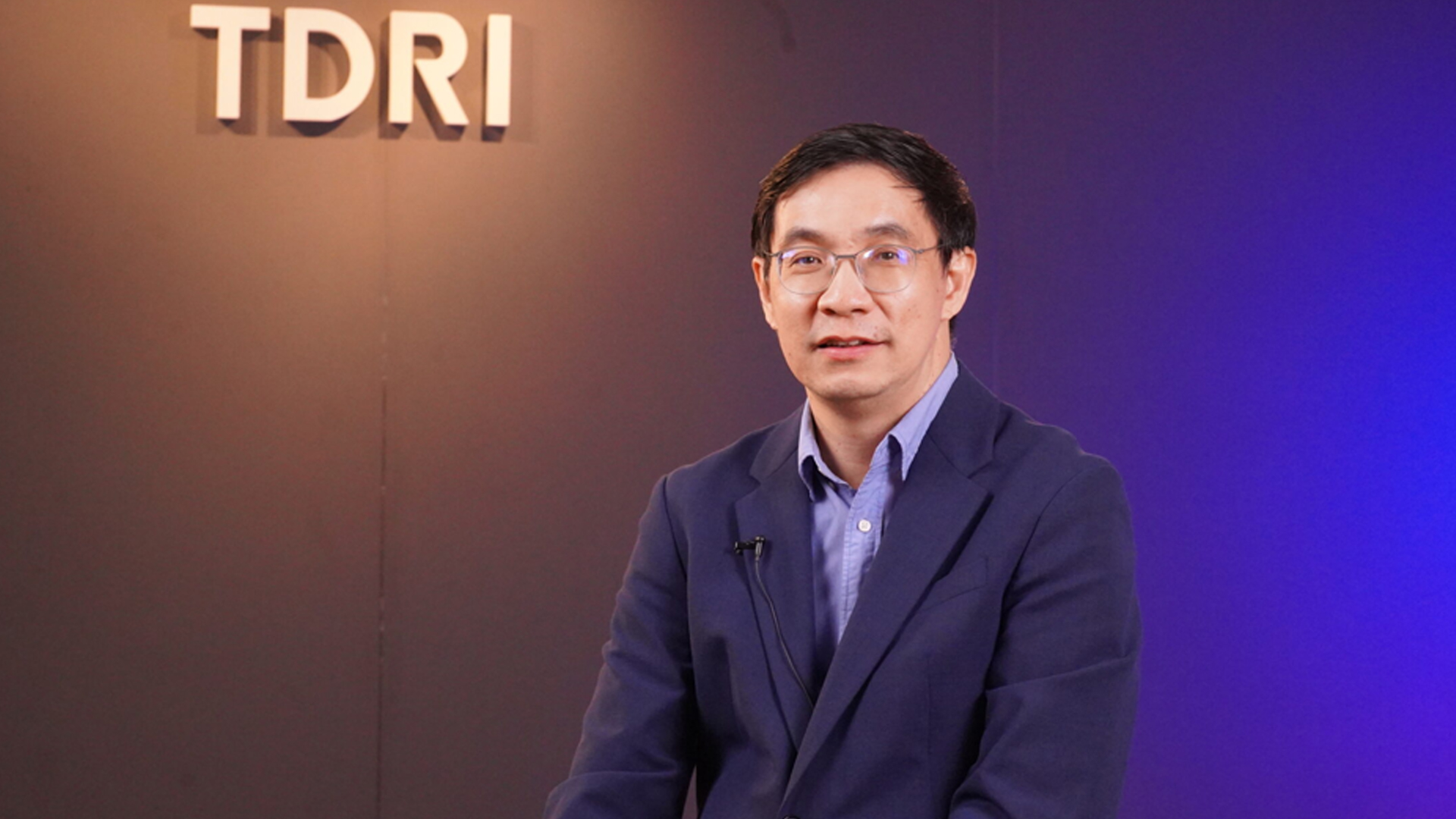 ประธาน ทีดีอาร์ไอ เตือนไทยจ่อเป็นประเทศถูกลืม คนไทยจำนวนหนึ่งหมดหวังส่อย้ายทำมาหากินไปประเทศแทน ไทยจะโตช้าสุดในเอเชียเป็นรองแค่ญี่ปุ่น