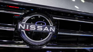 นิสสันลดผลิตรุ่นรูจ (Rouge) 900 คัน เป็นรุ่นที่ขายดีสุดในสหรัฐ ปัญหาจากจีนห้ามส่งออกชิปของบริษัทเน็กซ์พีเรีย ตอบโต้รัฐบาลเนเธอร์แลนด์ยึดกิจการบริษัทเน็กซ์พีเรียของจีนในเนเธอร์แลนด์