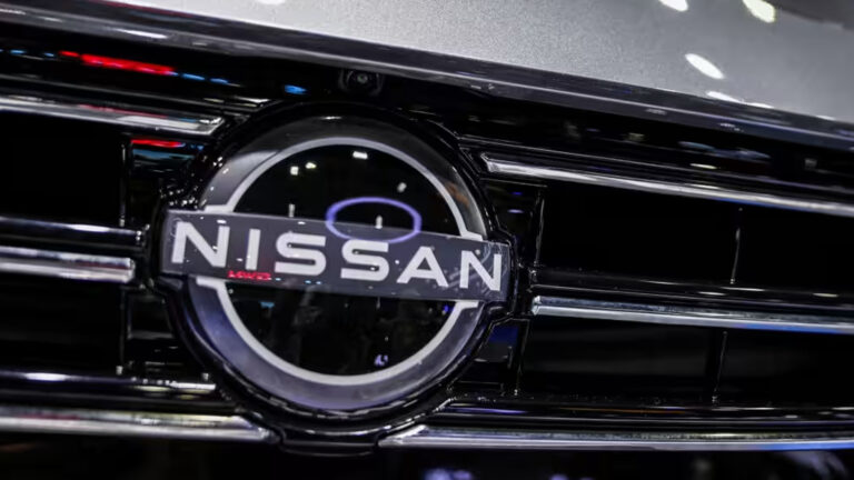 นิสสันลดผลิตรุ่นรูจ (Rouge) 900 คัน เป็นรุ่นที่ขายดีสุดในสหรัฐ ปัญหาจากจีนห้ามส่งออกชิปของบริษัทเน็กซ์พีเรีย ตอบโต้รัฐบาลเนเธอร์แลนด์ยึดกิจการบริษัทเน็กซ์พีเรียของจีนในเนเธอร์แลนด์