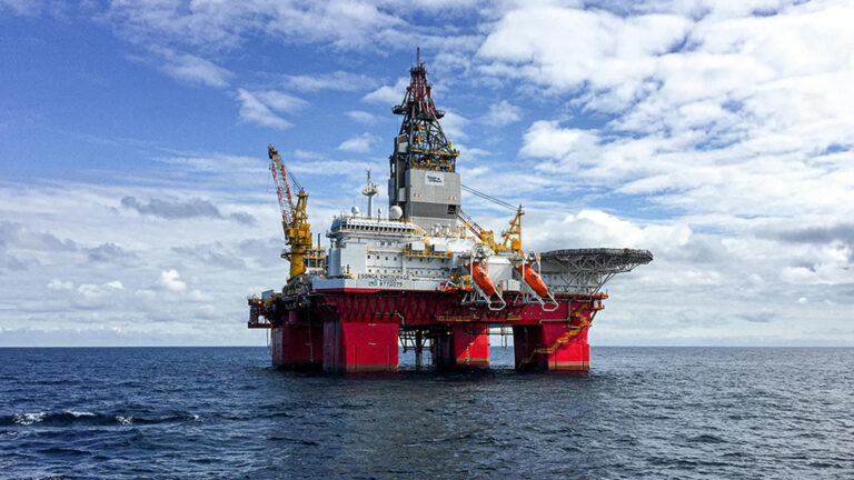 น้ำมันดิบโลก ปิดลงเกือบ 1 ดอลลาร์ เหลือแตะกว่า 60 ดอลลาร์ หยุดดันราคาปิดขึ้น 3 รัฐบาลสหรัฐชัตดาวน์นาน 35 วันเสมอยุคทรัมป์เทอมแรก กระทบคนอเมริกันรากหญ้าแล้ว ดอลลาร์สหรัฐแข็งจัด ราคาน้ำมันในไทยทรงตัววันที่ 16 ต่อเนื่อง