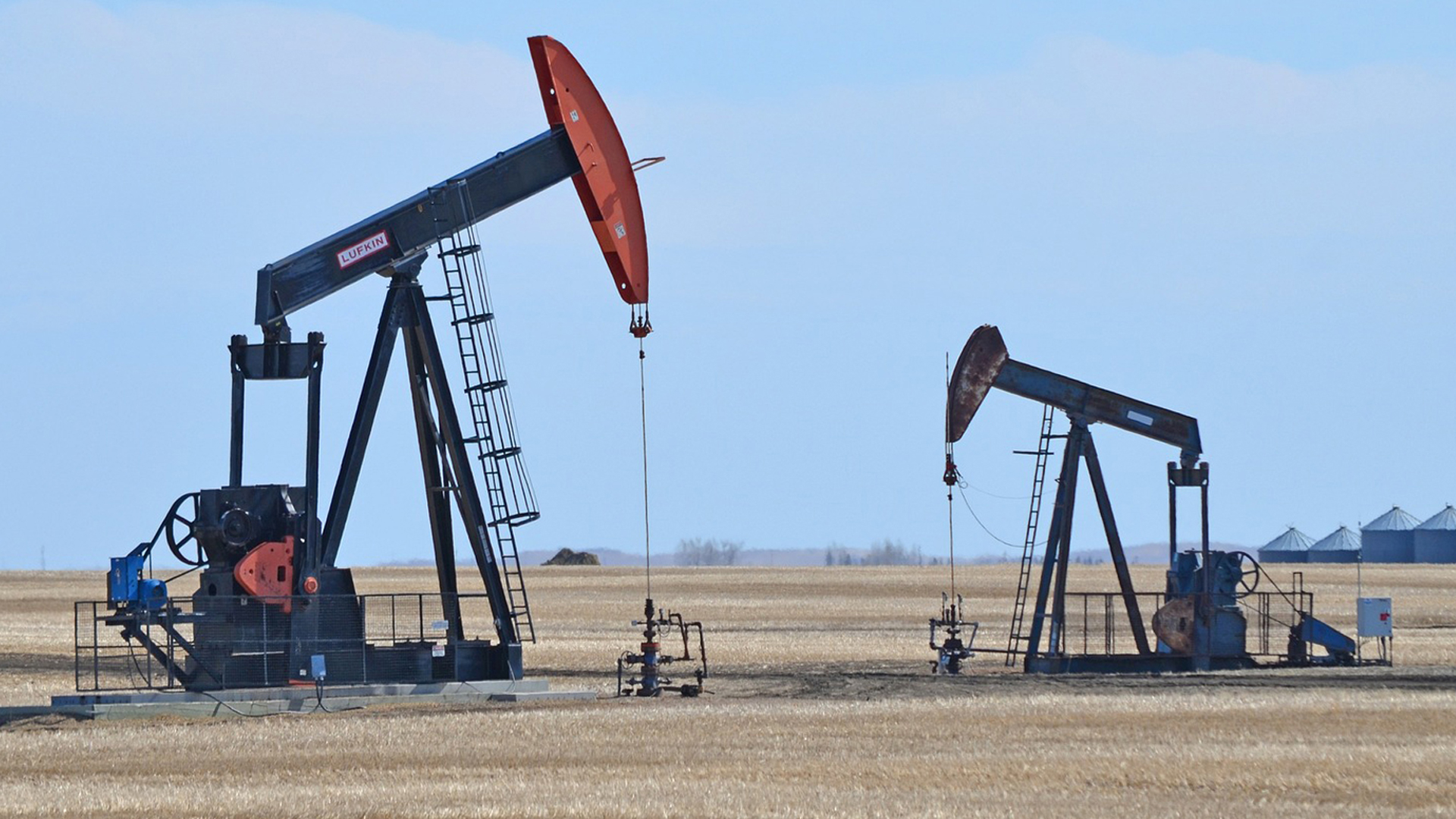 น้ำมันดิบโลก ปิดพุ่งกว่า 2% เหนือกว่า 64 ดอลลาร์ ท่าเรือส่งออกน้ำมันดิบรัสเซียถูกโจมตี ราคาน้ำมันในไทยทรงตัววันที่ 26 ต่อเนื่อง