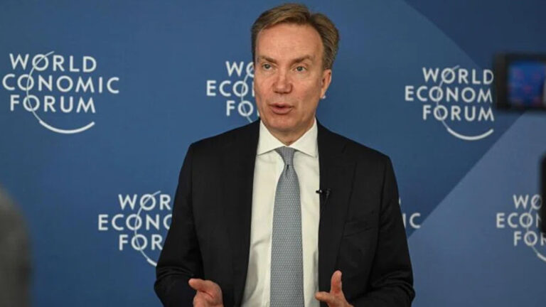 เตือนฟองสบู่ 3 ฟองใหญ่ในการเงินโลก ประธานสภาเศรษฐกิจโลก (WEF) ชี้อาจเห็นฟองสบู่ หนี้ รัฐบาลแตก ฟองสบู่เงินคริปโตแตก และฟองสบู่เอไอแตก ไม่เคยเห็นหนี้สาธารณะทั่วโลกพุ่งหาศาลในรอบ 80 ปี 