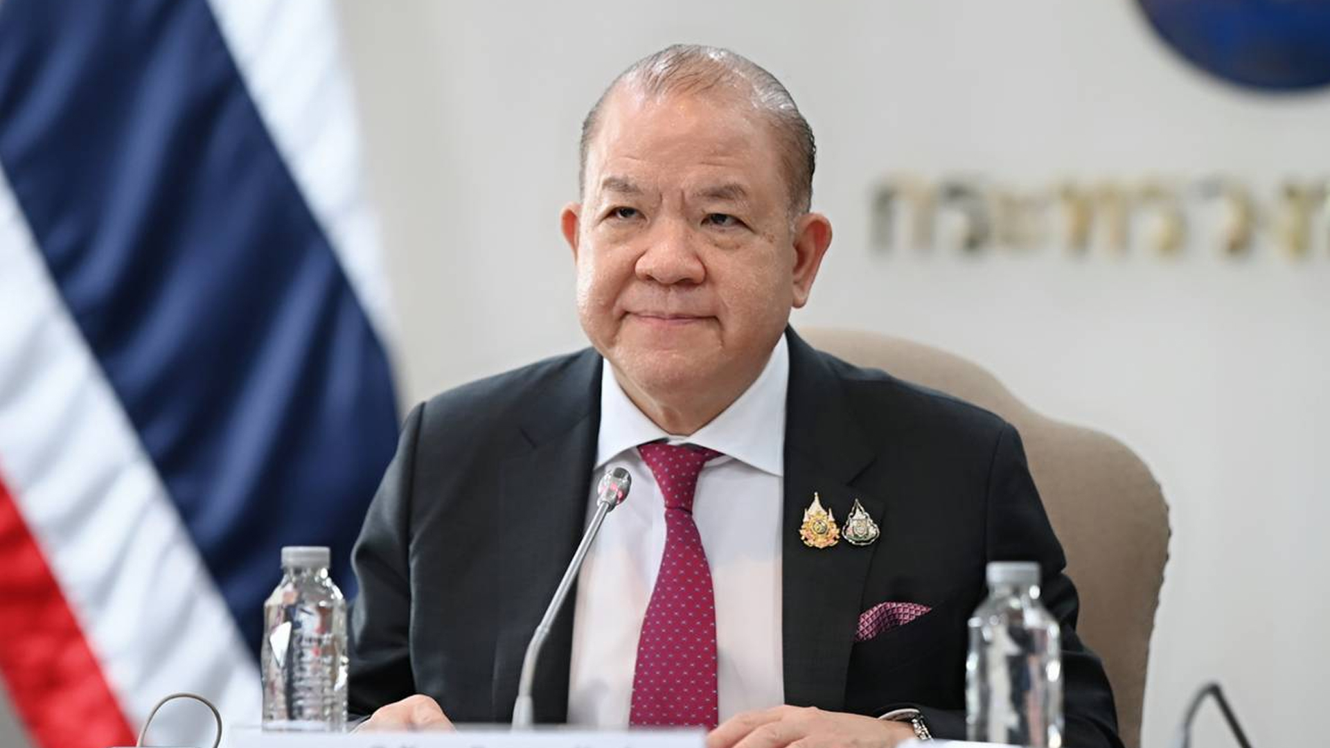 ‘พิชัย’ อดีตรัฐมนตรีพาณิชย์ ห่วงหากมีปัญหากับสหรั เศรษฐกิจไทยจะยิ่งทรุด หลังจีดีพีไตรมาส 3 โตแค่ 1.2% หากสหรัฐเพิ่มภาษี การส่งออก ลงทุนจ่อหดหาย จี้แก้ปัญหาราคาสินค้าเกษตร ราคาข้าวตกต่ำสุดในรอบ 18 ปี