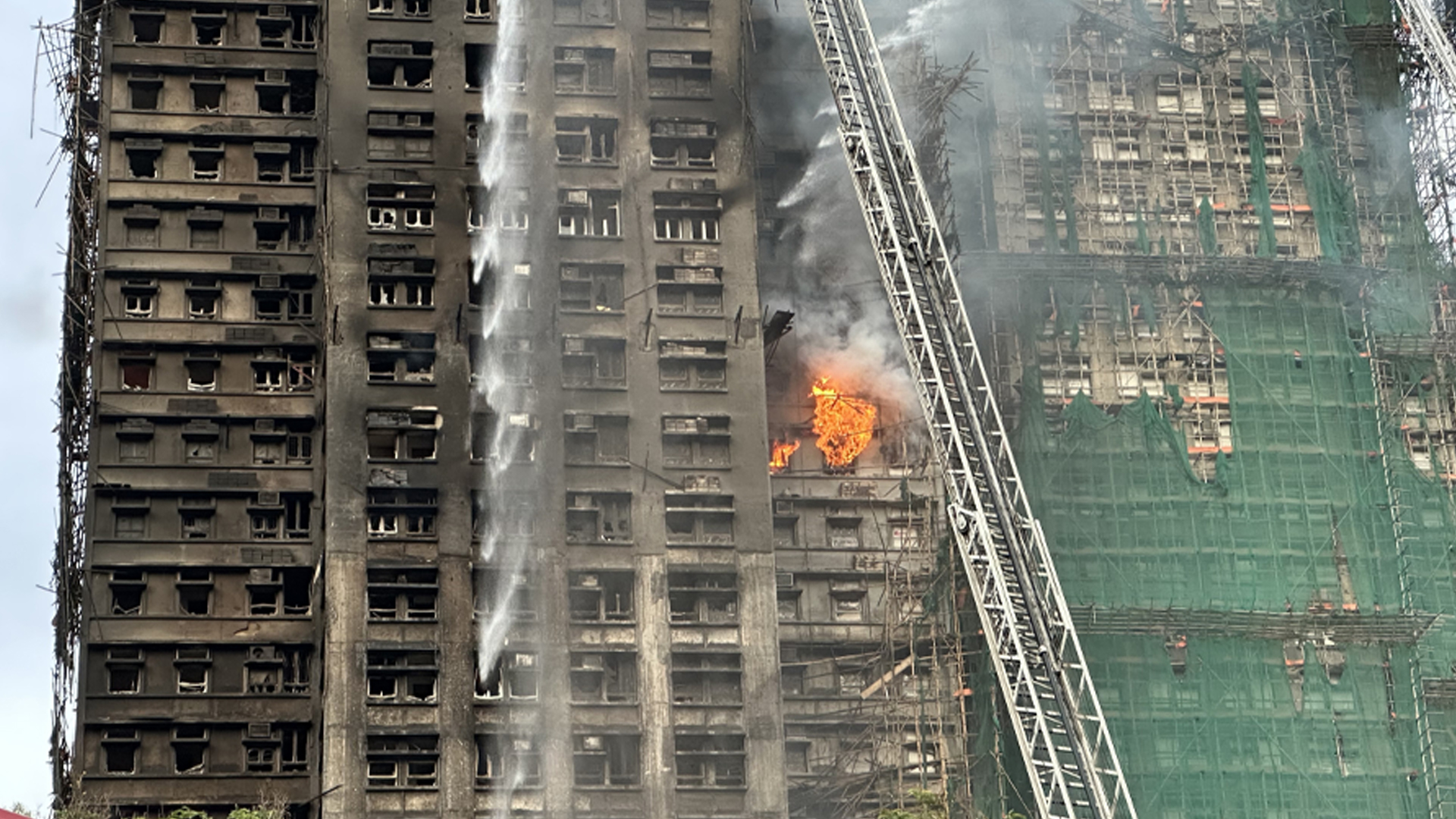 Nov 27, 2025 ยอดดับพุ่ง! มหาอัคคีภัยฮ่องกงมีผู้เสียชีวิตพุ่งอีกแตะ 65 ราย โศกนาฏกรรมเลวร้ายในรอบกว่า 70 ปี รัฐบาลจ่ายเงินสดเยียวยาครอบครัวละกว่า 4 แสนบาททันที ตั้งกองทุนช่วยเหลือ กว่า 1,200 ล้านบาท สมาคมแข่งม้าฮ่องกงร่วมเอกชนตั้งกองทุนช่วยเหลือ กว่า 400 ล้านบาท บาดเจ็บพุ่งเกินกว่า 120 ราย สูญหายเกือบ 300 ราย จับผู้ต้องสงสัยได้ 3 รายทำการสอบสวนเข้ม