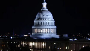 วุฒิสมาชิกพรรคเดโมแครตแหกกฎพรรค ยกมือหนุนวุฒิสมาชิกพรรครีพลับลิกัน 60-40 เสียงปิดดีลผ่านกฎหมายล่วงหน้า เร่งปลดล๊อกภาวะ รัฐบาลสหรัฐชัตดาวน์ มา 40 วันนานครั้งประวัติศาสตร์