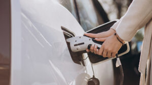 สำรวจต่างชาติชี้คนไทยจะซื้อ รถอีวี มองราคามาก่อนรักษ์สิ่งแวดล้อม ข้อกังวลแบตเตอรี่และระยะทางวิ่งมากสุด รถอีวีครองใจคนไทยเจนวายมากสุด ไม่ถึง 1 ใน 3 สนใจซื้อรถน้ำมันเป็นคันต่อไป