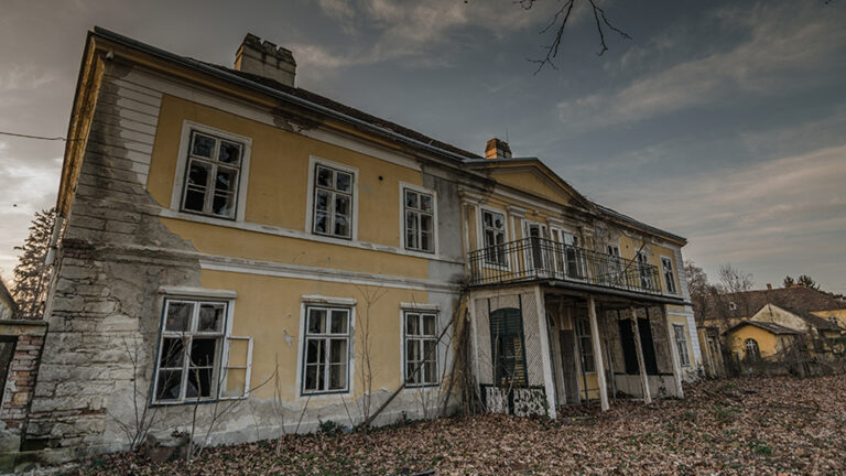 อสังหา ฯ ไทยว่างพรึบ เกือบ 60% เป็นคอนโดว่างมากที่สุด สร้างล้นเกินกว่าต้องการ ที่อยู่อาศัยราคาถูกผุดบ้านว่างมากสุด แห่เก็งกำไรที่อยู่อาศัยต่ำ 2 ล้านกลายเป็นกลุ่มบ้านว่างมากสุด