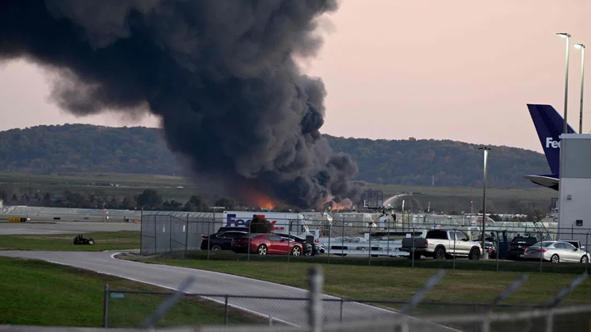 เครื่องบิน ขนส่งพัสดุภัณท์ของ ยูพีเอส เกิดอุบัติเหตุไฟลุกไหม้ทั้งลำขณะกำลังวิ่งบนรันเวย์เพื่อทยานขึ้นจากสนามบินหลุยส์วิลล์ รัฐเคนตั๊กกี้ สหรัฐ บาดเจ็บหลายราย ปิดสนามบิน