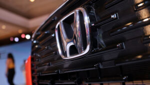 ฮอนด้า จ่อหลุดยักษ์ผลิตรถยนต์อันดับ 2 ของญี่ปุ่นครั้งแรกในรอบ 20 ปี ส้มหล่นซูซูกิมีหวังขึ้นอันดับ 2 แทนฮอนด้า วิกฤตขาดแคลนไมโครชิพทุบกำไรฮอนด้าวูบกว่า 50%