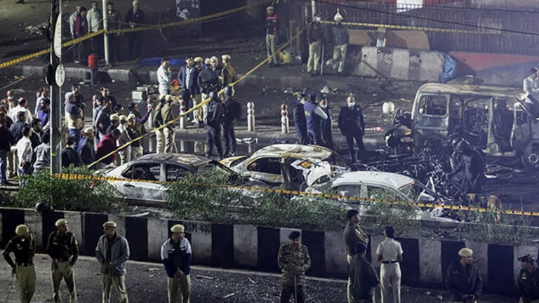 เกิด ระเบิดในรถยนต์ จอดใกล้กับป้อมแดง หรือ Red Fort แหล่งท่องเที่ยวมรดกโลกชื่อดังในกรุงเดลี อินเดีย เสียชีวิตกว่า 8 เจ็บกว่า 12 รถเสียหายหลาย 10 คัน