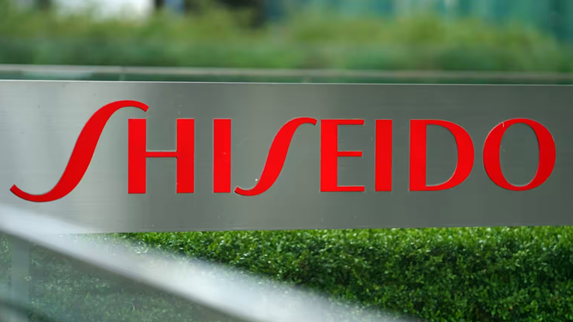 เครื่องสำอางระดับตำนานยุคเบบี้บูมเมอร์กว่า 150 ปี ขาดทุนครั้งประวัติศาสตร์มากกว่า 10,900 ล้านบาท ชิเซโด ปลดพนักงาน เพิ่มอีก 200 คน หลังกันยายนปลด 300 คน ปีผ่านไปให้เกษียณก่อนกำหนด 1,500 คน