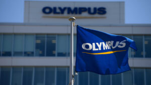 โอลิมปัสปลดคน ครั้งใหม่ 2,000 คนทั่วโลก ซีอีโอชี้เป้าโลกพนักงานแทบทุกแผนก บัญชี-การเงิน-การตลาด-บุคคลยันคิวซี ตั้งเป้าหั่นต้นทุนรวมทั้งหมดให้ได้กว่า 5,1000 ล้านบาท