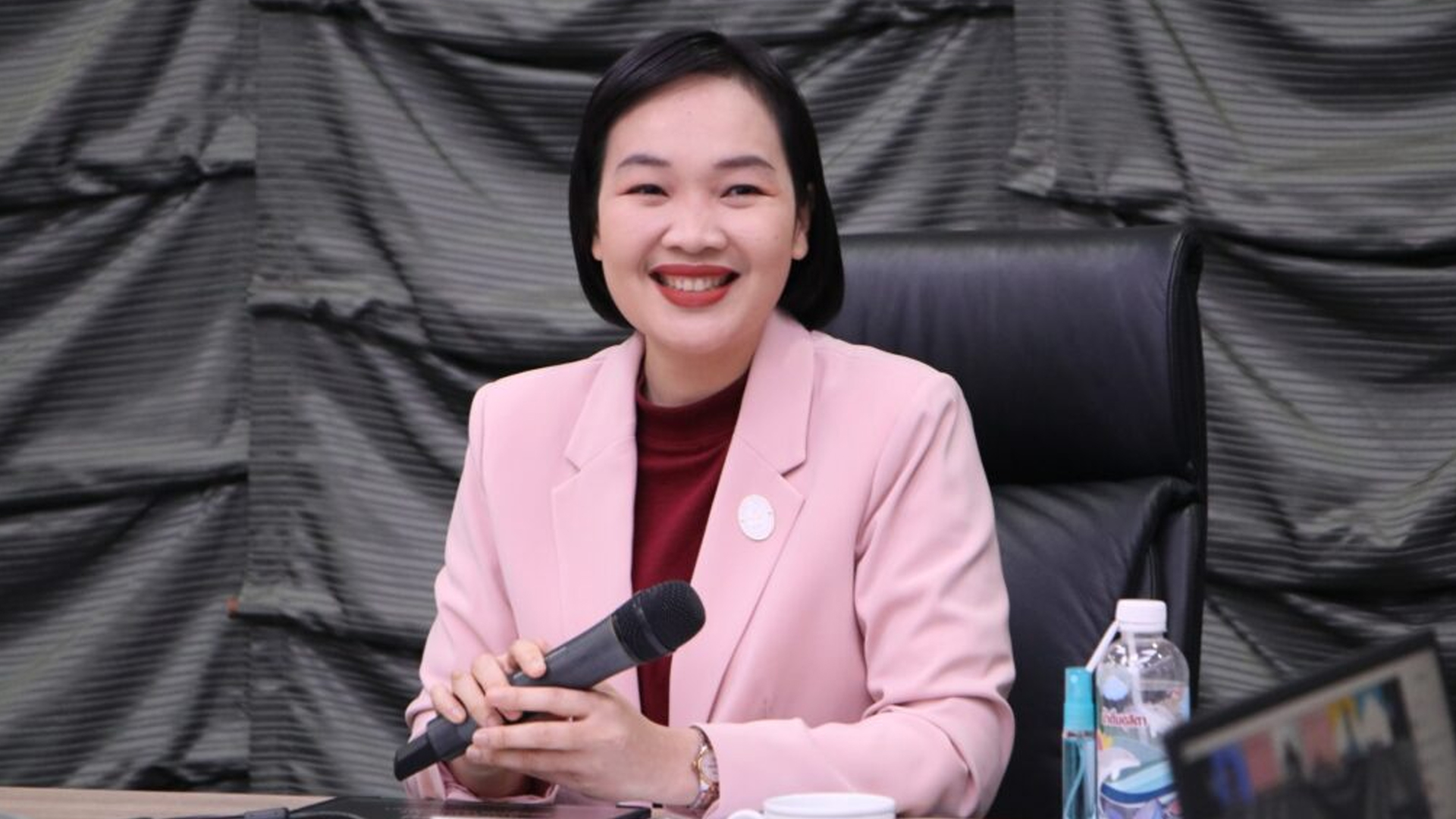 ดุสิตโพล ชี้น้ำท่วมหาดใหญ่ซัดคะแนนนิยมรัฐบาลอนุทิน สะท้อนปัญหารัฐบาลไม่เป็นมวยบริหารจัดการวิกฤต ถึงจะมีคนละครึ่งพลัสมาช่วยค่าครองชีพแต่สภาพเศรษฐกิจโดยรวมแย่ที่สุดในทั้ง 25 ตัวชี้วัด โพลชี้ผลงานภาพรวมฝ่ายค้านดีกว่ารัฐบาล