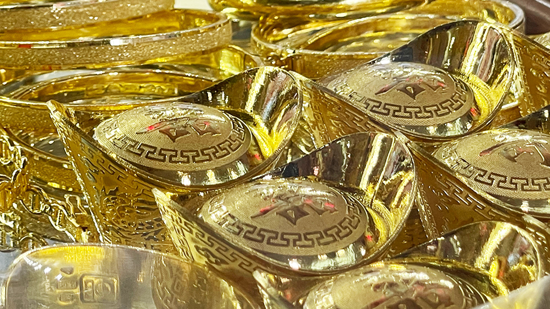 ทองคำ ใน ไทย ปิดจบวัน +400 บาท ทองแท่งขาย 64,400 บาท รูปพรรณ 65,200 บาท ยังเคลื่อนไหวผันผวน