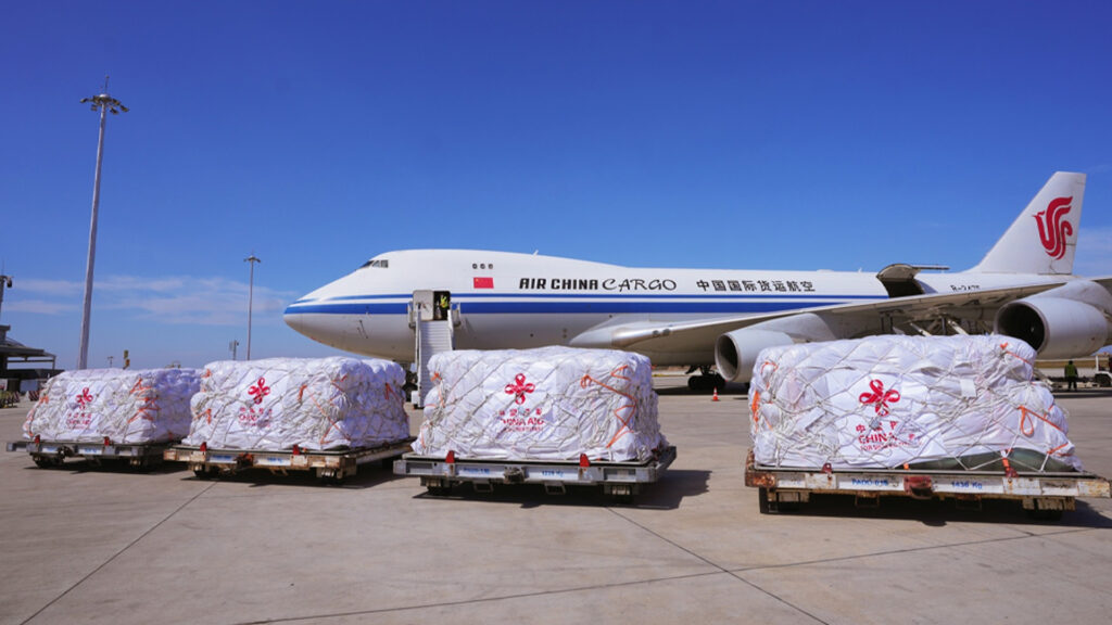 ทูต จีน ใน กัมพูชา ลั่นจีนเป็นชาติแรกช่วยเหลือกัมพูชา เป็นชาติเดียวช่วยเหลือมากที่สุด นี่คือมิตรภาพสุดลึกซึ้งของจีนและกัมพูชา รัฐบาลจีนเปย์หนัก 20 ล้านหยวน (90 ล้าน) ช่วยมนุษยธรรม วันนี้จีนจัดเครื่องบินส่งเต็นท์ ผ้าห่ม อาหารช่วยชาวกัมพูชาอพยบจากชายแดน