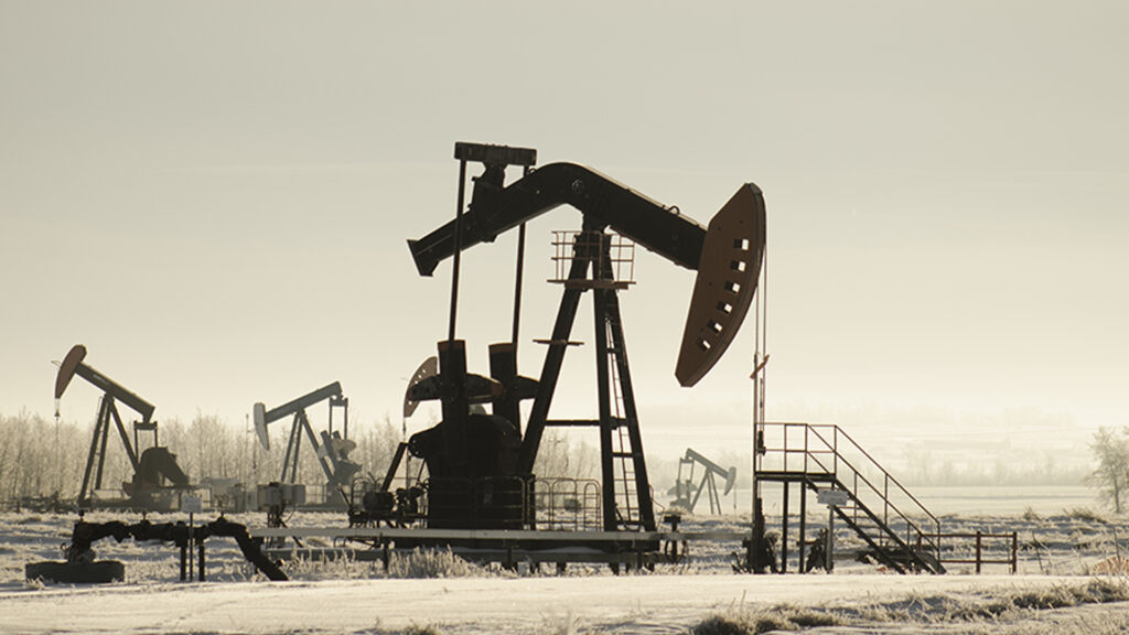 ราคา น้ำมันดิบโลก ดีดกลับกว่า 2% ปิดเหนือ 61 ดอลลาร์ หยุดราคาปิดลง 2 วันติดกันรวมเฉียด 3% รัสเซียอ้างยูเครนถล่มบ้านพักปูติน ราคาน้ำมันในไทยทรงตัวมา 7 วันติดกัน