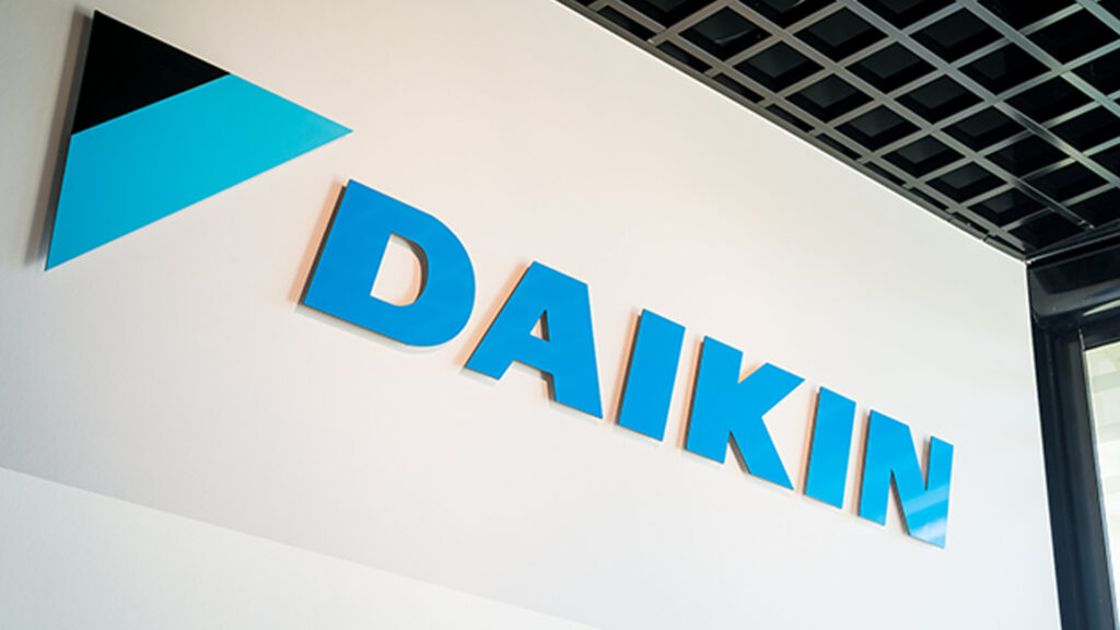 ประธานสหภาพแรงงาน ไดกิ้น อมตะรักษ์เสรี ลั่นถึงไดกิ้นจะปิดงานเลิกจ้าง ก็ต้องจ่ายโบนัส 6 เดือนบวกเงิน 1.2 หมื่นบาท และขึ้นเงินเดือน 3% อ้างตามกฎหมายแรงงาน