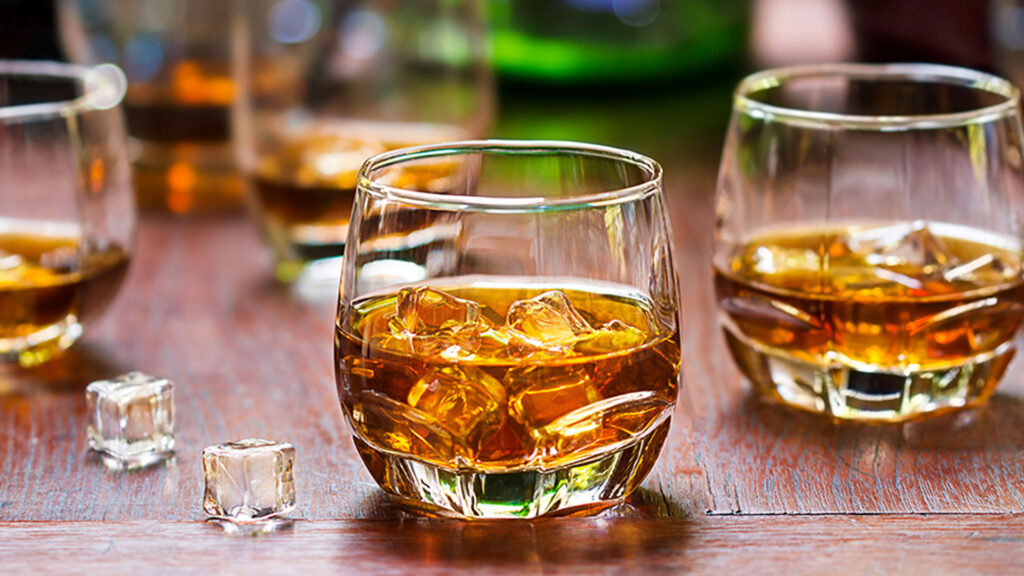 ปลดล็อก เริ่มขาย เหล้า - เบียร์ ให้ขายในเวลาบ่าย 2 ถึง 5 โมงเย็น ทดลอง 6 เดือน รัฐบาลคาดกระตุ้นเศรษฐกิจ ร้านอาหาร-ภัตตาคาร ท่องเที่ยวกลับมาคึกคัก