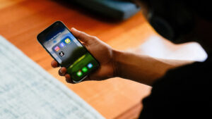 ออสเตรเลีย จัดหนัก ชาติแรกของโลกห้ามวัยรุ่นต่ำ 16 ปีใช้ สื่อโซเชียล มีผลวันนี้ 10 ธันวาคม ปรับอ่วมกว่า 1,000 ล้านหากสื่อโซเชียลละเมิดกฎหมายนี้ หลายประเทศเตรียมศึกษาจากออสเตรเลีย