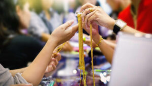 ส่งซิกธุรกรรมซื้อขาย ทองคำ ใน 5 ปีย้อนหลังรวมเฉลี่ยยอดปีละ 10,000 ล้านบาท เข้าข่ายต้องเปิดเผยข้อมูลกับแบงก์ชาติ เปิดรับฟังความเห็นถึง 23 ธันวาคม