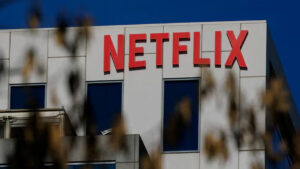 เน็ตฟลิกซ์ ยักษ์สตรีมมิ่งหนัง ปิดดีลรวม 8.2 หมื่นล้านดอลล์ ซื้อหุ้น 7.2 หมื่นล้านดอลล์ฮุบสตูดิโอ หนัง สตรีมมิง ของวอร์เนอร์บราเดอร์ ยักษ์ภาพยนต์ฮอลลีวู้ด 102 ปี