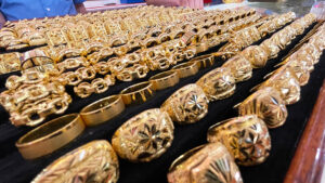 เปิดตลาด ทองไทย พุ่ง +300 ดันทองแท่ง 66,250 รูปพรรณ 67,050 สูงสุดในรอบ 2 เดือนกว่า ยังห่างอีก 950 จะเสมอนิวไฮ ต้นปีนี้ทองไทยทะยานกว่า 24,000 หรือกว่า 56% ทองคำในเอเชียพุ่งกว่า 72%