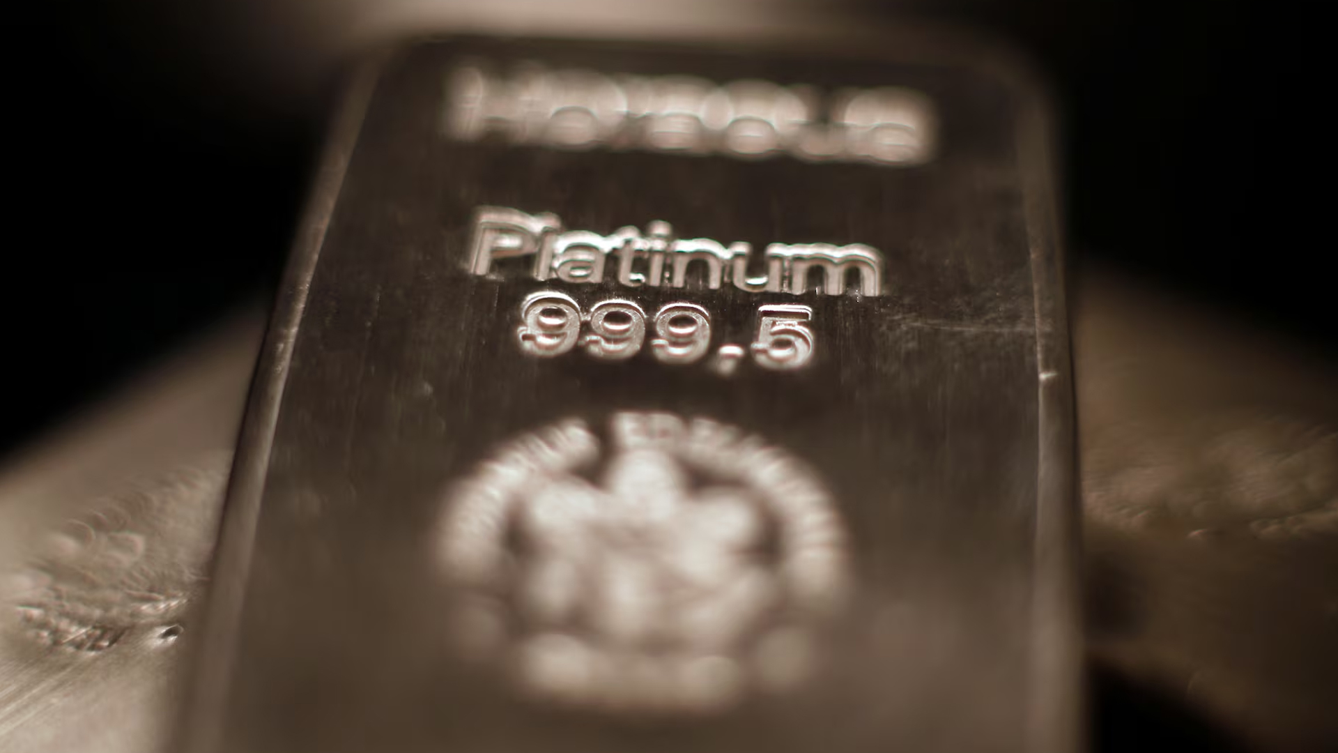 แพลตตินั่ม แพงสุดในรอบเกือบ 40 ปีต่อเนื่อง ราคาในเอเชีย 29 ธันวาคมทะลุแตะ 2,400 ดอลลาร์เป็นครั้งแรก จากต้นปี 68 ราคาดีดแรงเฉียด 170% ซัพพลายตึงตัวสูง สหรัฐจ่อขึ้นภาษีนำเข้าแพลตตินั่ม