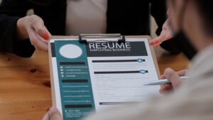 องค์กรในไทยเปิดศึกแย่งชิงคนเก่ง โรเบิร์ต วอลเทอร์ส ชี้ปี 69 เกือบ 70% ของบริษัทขาดคนมีคุณภาพมาร่วมงาน กว่า 70% เตรียมหางานที่ใหม่ เน้นเงินเดือน-มั่นคง-ยืดหยุ่น คนย้ายงานอาจได้เสนอเงินเดือนสูงสุดถึง 30% พนักงานธรรมดาทั่วไปรับขึ้นเงินเดือน 2-4%