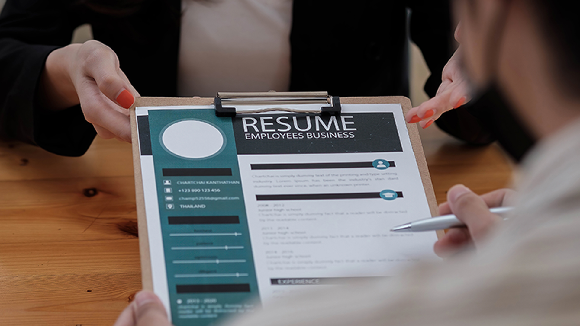 องค์กรในไทยเปิดศึกแย่งชิงคนเก่ง โรเบิร์ต วอลเทอร์ส ชี้ปี 69 เกือบ 70% ของบริษัทขาดคนมีคุณภาพมาร่วมงาน กว่า 70% เตรียมหางานที่ใหม่ เน้นเงินเดือน-มั่นคง-ยืดหยุ่น คนย้ายงานอาจได้เสนอเงินเดือนสูงสุดถึง 30% พนักงานธรรมดาทั่วไปรับขึ้นเงินเดือน 2-4%