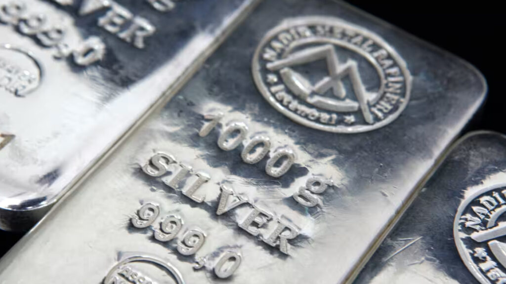 โลหะเงิน กระฉูดถึง 84 ดอลลาร์ในเอเชีย พุ่งขึ้น 8% ดันราคาทะยานกว่า 180% จากต้นปีนี้ เป็นปีที่ดี่สุดในรอบ 46 ปี จีนจำกัดส่งออกโลหะเงินมีผลวันปีใหม่