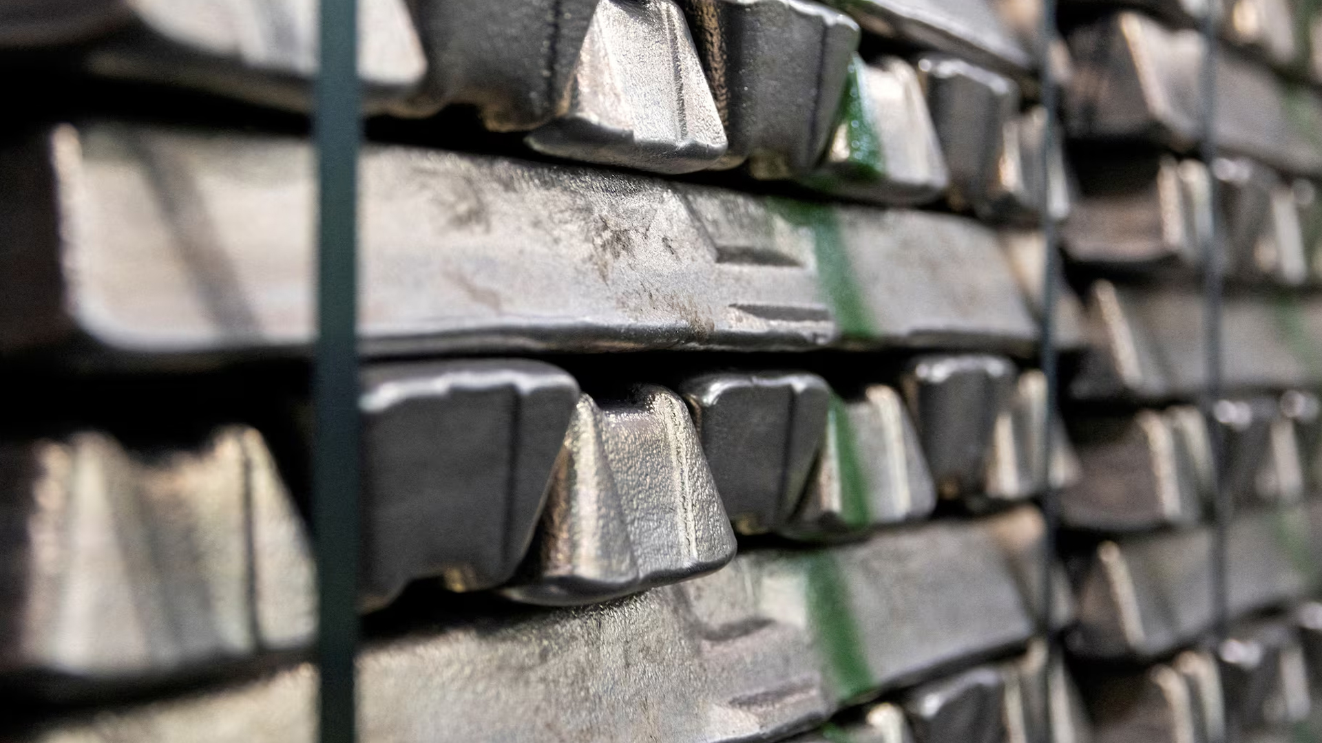 โลหะ แพลตตินั่ม แพงสุดในรอบเกือบ 40 ปี ราคาทะลุแตะ 2,300 ดอลลาร์เป็นครั้งแรก ไล่ราคาขึ้น 10 วันติดกันนานสุดในรอบ 8 ปี จากต้นปี 68 ราคาดีดแรงถึง 150% ซัพพลายตึงตัวสูง สหรัฐจ่อขึ้นภาษีนำเข้าแพลตตินั่ม