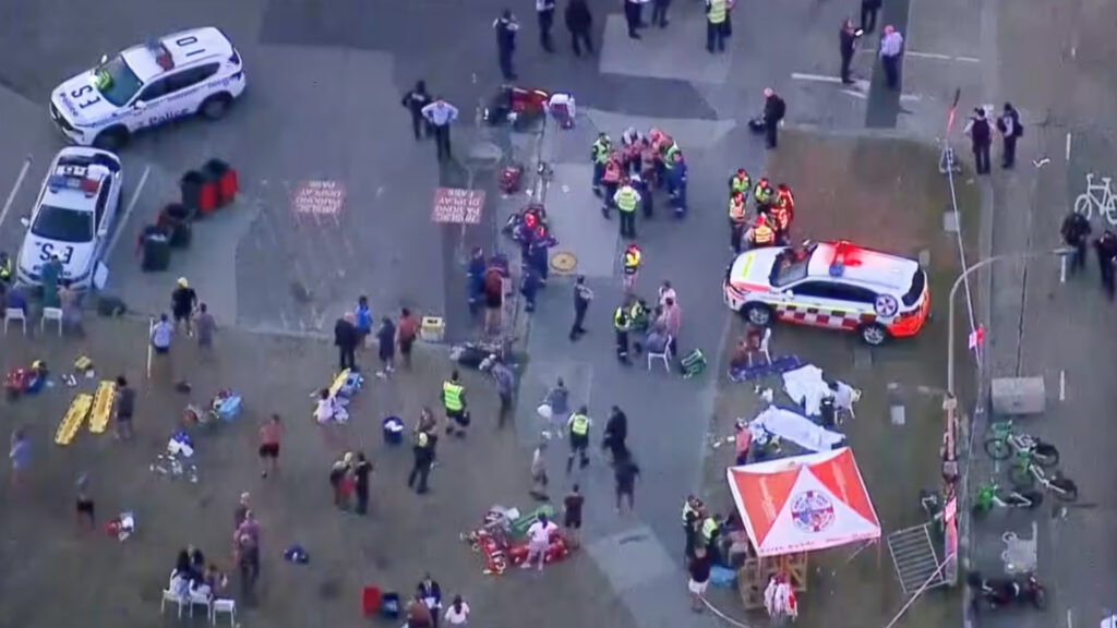 โศกนาฏกรรมในรอบเกือบ 11 ปีของซิดนีย์ มือปืน กราดยิง ประชาชนเสียชีวิตมากกว่า 10 รายบนชายหาดบอนได (Bondi) ที่ตากอากาศชื่อดังระดับโลกในเมืองซิดนีย์ ออสเตรเลีย สถานที่จัดงานเทศกาลฮานูก้าของชาวยิว ตำรวจยิงผู้ต้องสงสัย 1 รายเสียชีวิต อีก 1 รายถูกจับกุม