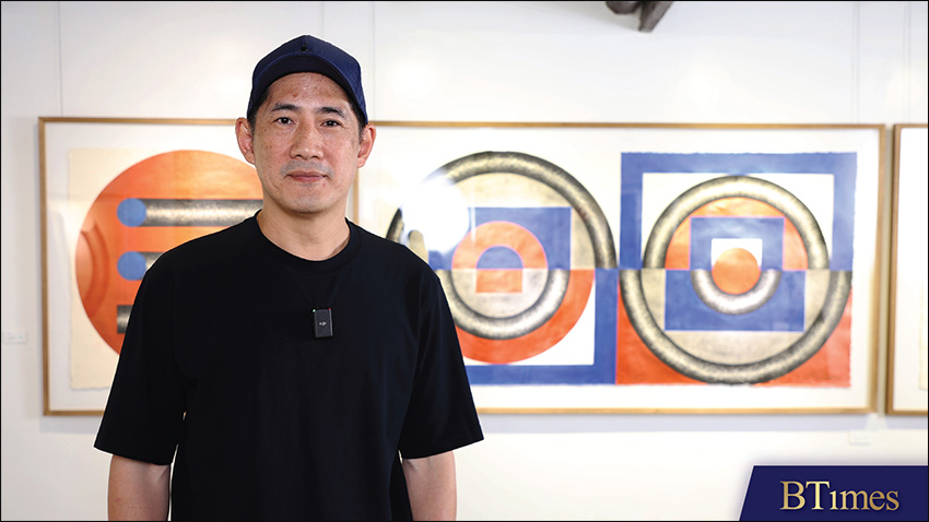 คุณอุ๊ย เกียรติวัฒน์ ศรีจันทร์วันเพ็ญ ผู้นำชุมชนและผู้ก่อตั้งกลุ่ม Made in Song Wat ทรงวาด