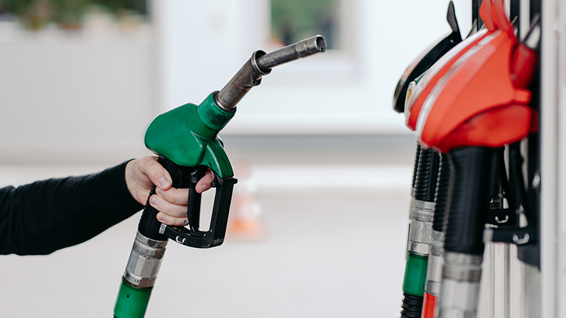 กบน. ปรับลดราคาน้ำมัน ดีเซล และเบนซินลง 50 สตางค์ต่อลิตร โดยปรับลดอัตราเงินกองทุนน้ำมันเชื้อเพลิง หวังบรรเทาภาระค่าครองชีพให้ประชาชน