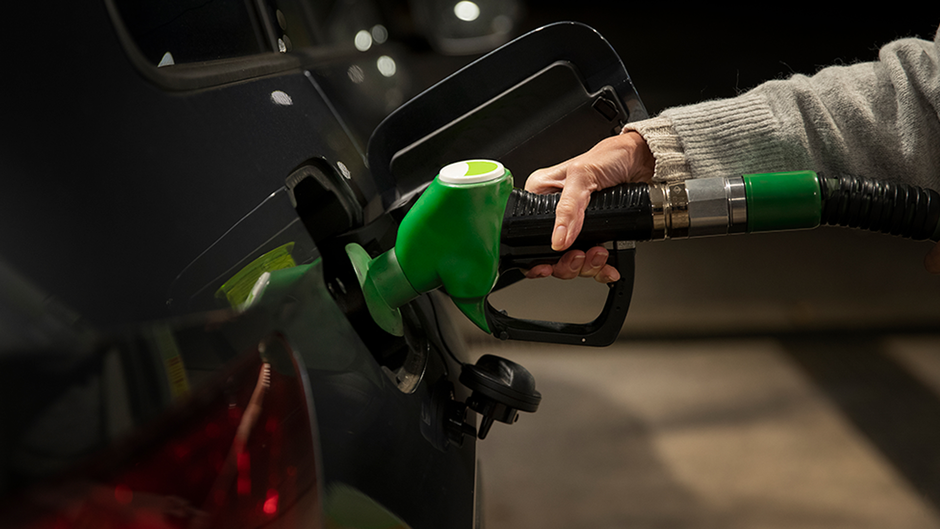 กบน .ลดอัตราเงินกองทุนน้ำมันเชื้อเพลิงดีเซล-เบนซิทุกชนิด แม้ราคาตลาดโลกปรับสูงขึ้น ช่วยตรึงราคาขายปลีกหน้าปั๊มไม่ให้ปรับขึ้น เพื่อบรรเทาภาระค่าครองชีพประชาชน 