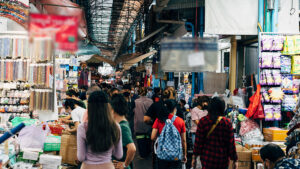 โลกหมุนเร็วขึ้นกว่าเดิมถึง 30 เท่า แต่ เศรษฐกิจไทย โตไม่ถึงครึ่งของศักยภาพจริง กูรูเศรษฐศาสตร์เผยค่าครองชีพสูงขึ้น แต่เงินเดือนจบใหม่เริ่มต้นไม่ขยับตาม โอกาสการสร้างตัวของเด็กรุ่นใหม่สุดจำกัด