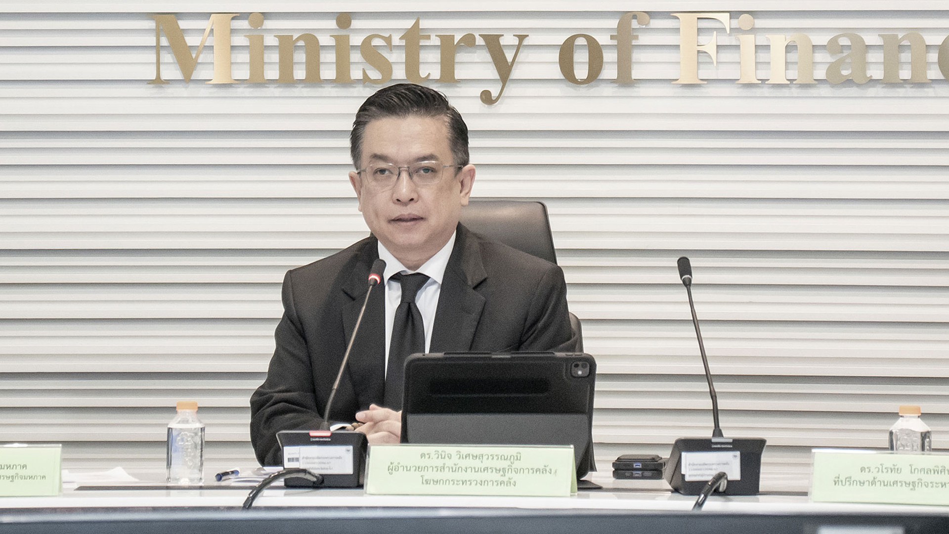 คลัง คาด เศรษฐกิจไทย ปี 2568 โต 2.2 % มาตรการกระตุ้นเศรษฐกิจ เร่งเบิกจ่ายงบรัฐ ส่งออกดีกว่าคาดหนุน ปี 69 คาดโต 2% รับผลภาษีสหรัฐ ปัจจัยฐานสูง จัดทำงบปี 70 ล่าช้า